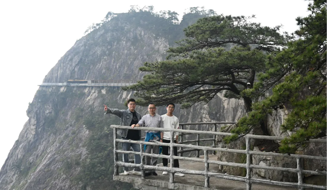 55世纪风管销售中心员工在安徽明堂山景区照片